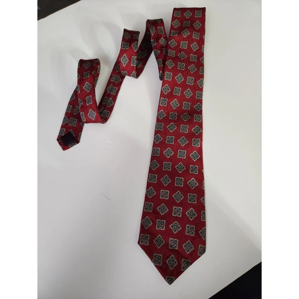 Van Heusen 417 Silk Mens Red Blue Gold Geometric Pattern Classic Neck Tie